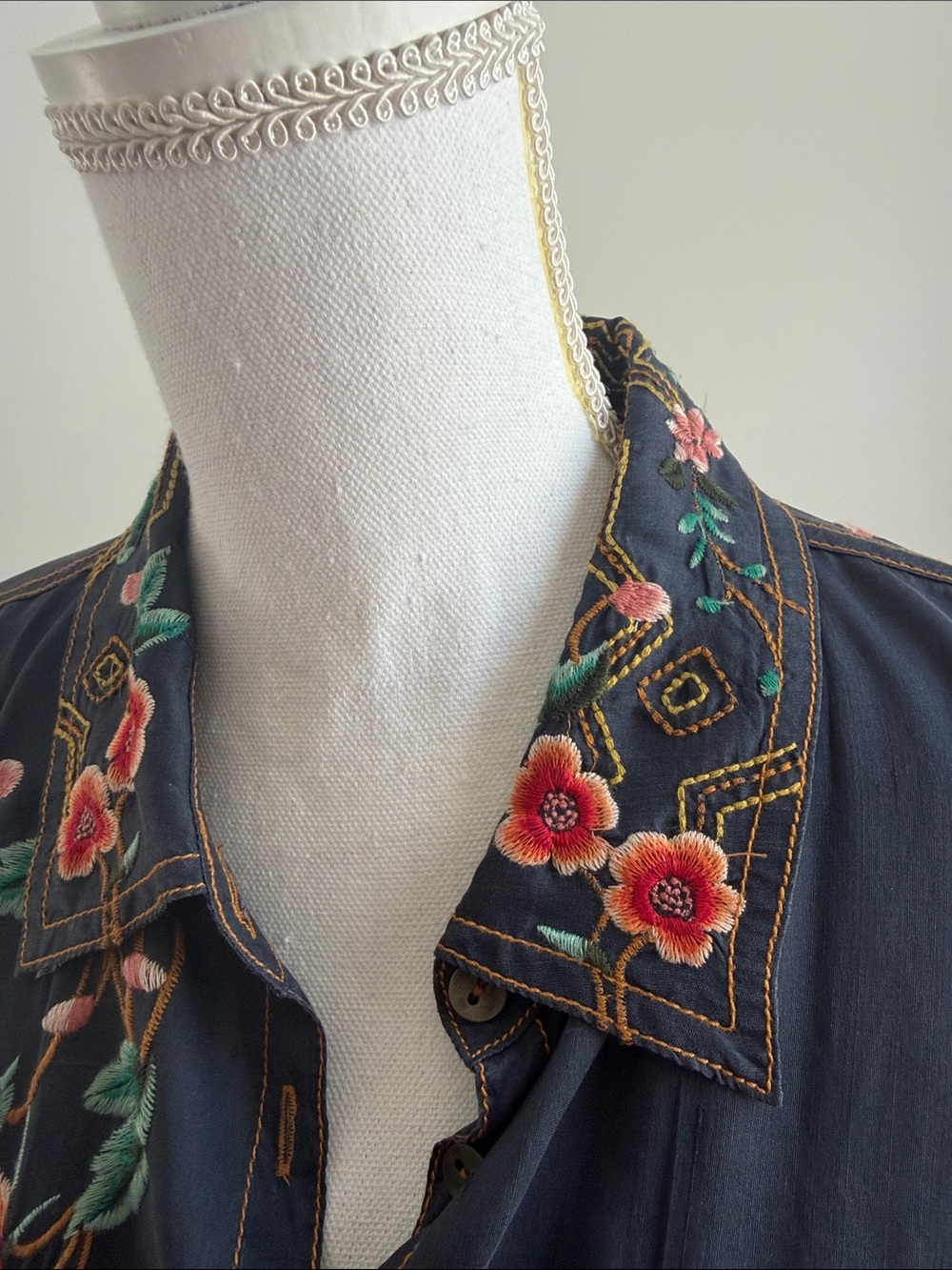 Johnny Was Embroidered Floral Button-Up Shirt silk - Picture 2 of 9